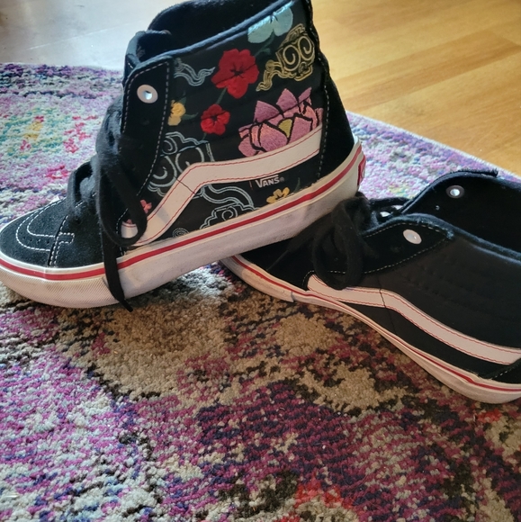 VANS - Picture 1 of 3